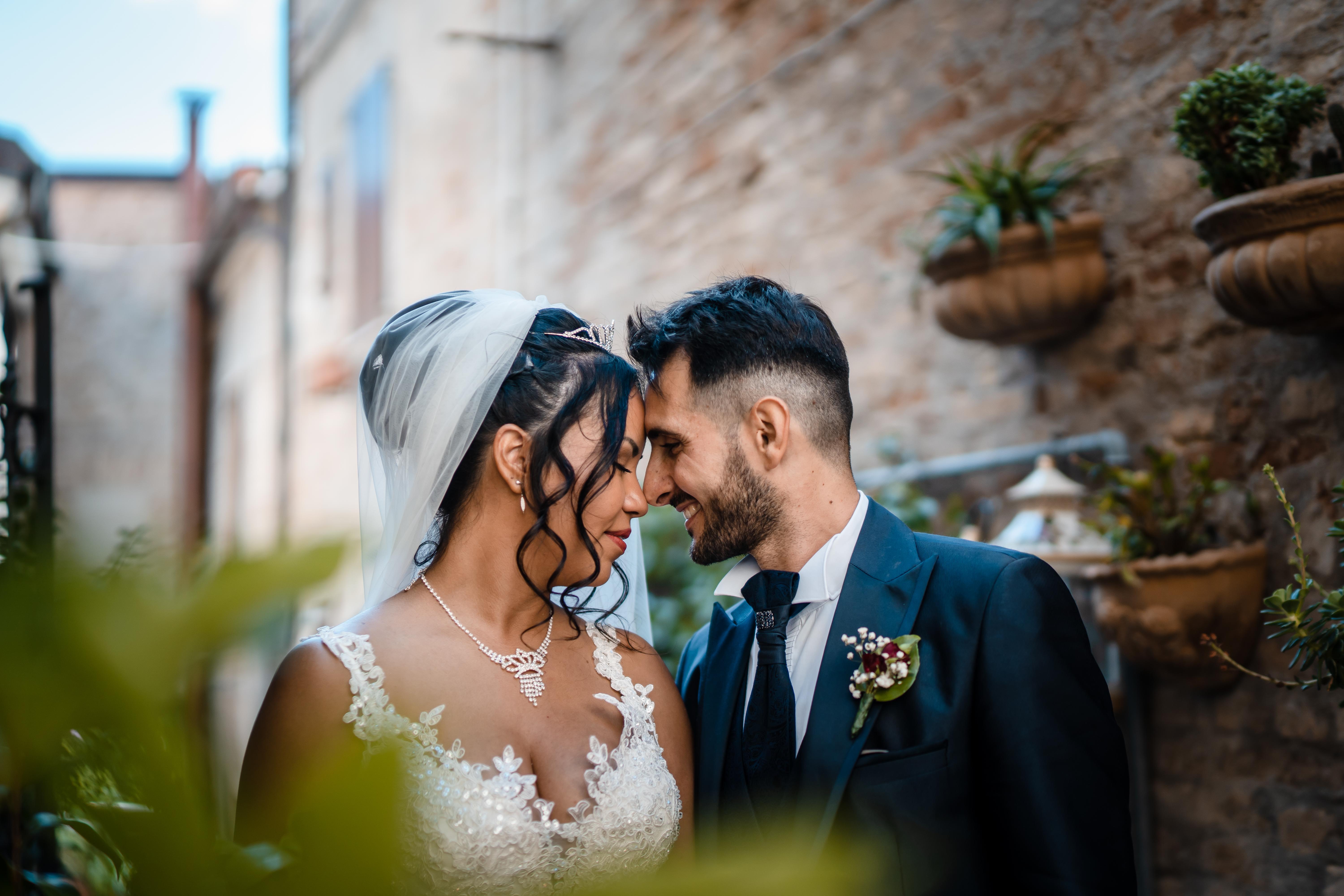 Coppia di sposi il giorno del loro matrimonio